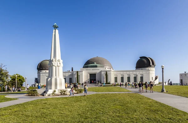 Mensen bezoeken Griffith Park observatorium in de Los Feliz/Hollywoo — Stockfoto