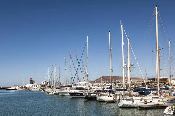 Lež lodě v přístavu Marina Rubicon v Playa Blanca — Stock fotografie