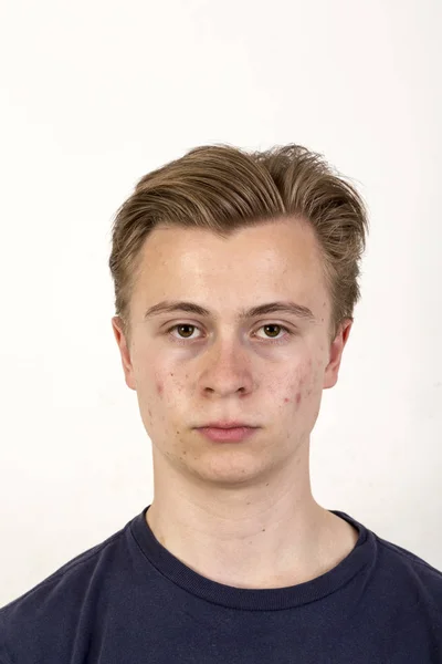 Trist udseende kaukasiske teenage dreng - Stock-foto