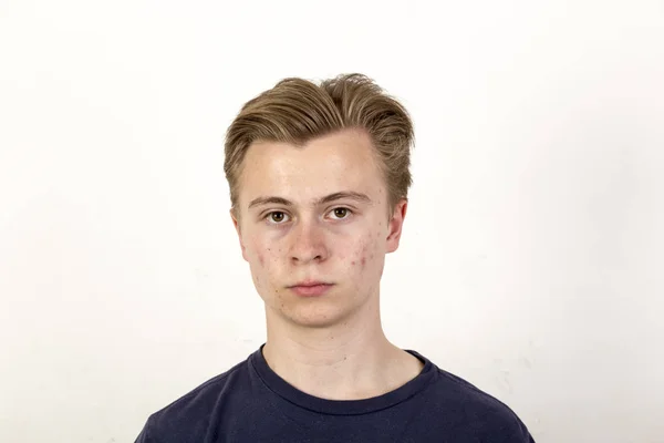 Triste olhar caucasiano adolescente menino — Fotografia de Stock