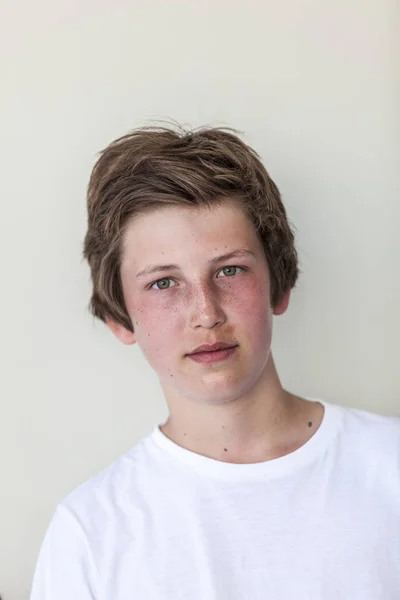 Portrait de jeune adolescent garçon — Photo