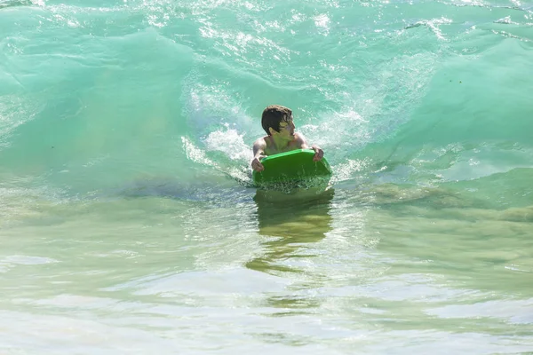 Jongen heeft leuke surfen in de golven — Stockfoto