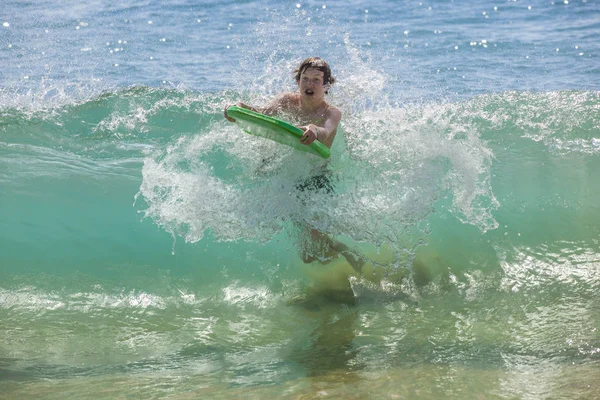 Chłopiec ma fun surfing w fale — Zdjęcie stockowe