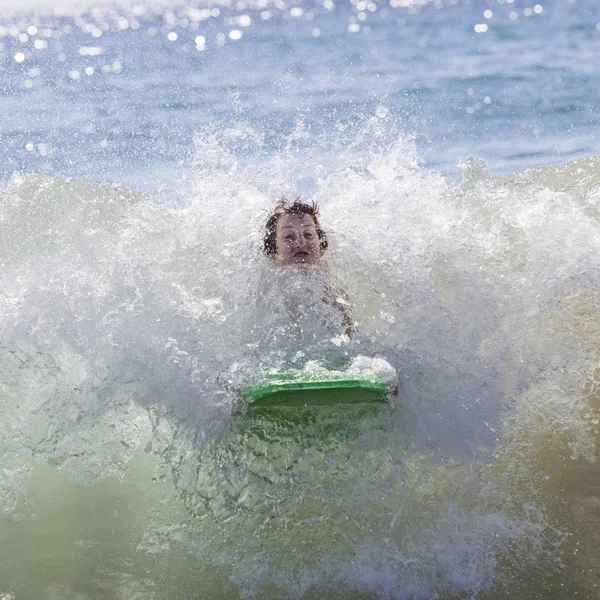 Fiú jó szörfözés a hullámok — Stock Fotó