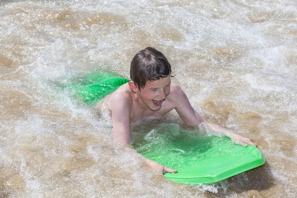 Chico se divierte surfeando en las olas —  Fotos de Stock