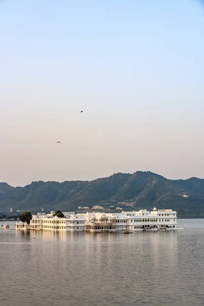 Jezioro pałacu, Radżastan udaipur w świetle wcześnie rano — Zdjęcie stockowe