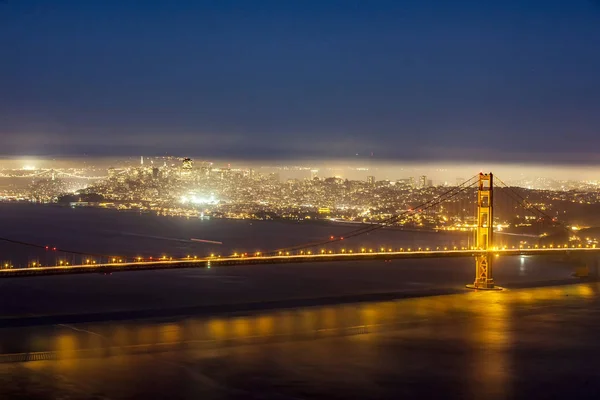 Golden Gate brug in avondlicht — Stockfoto