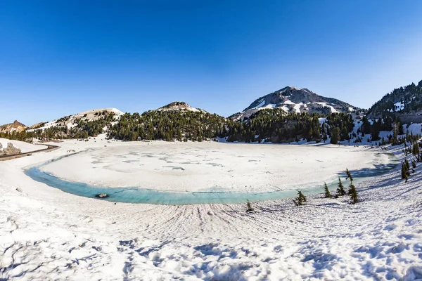 Crater lake with snow on Mount Lassen in the Lassen volcanic nat — Stock Photo, Image