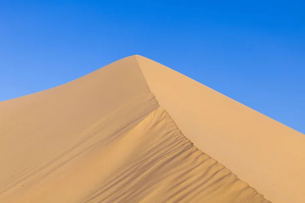 Sanddynen i soluppgången i öknen — Stockfoto