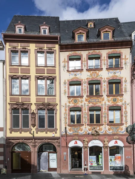 Facade of old Pharmacy Lions at the market place in Mainz — Stock Photo, Image