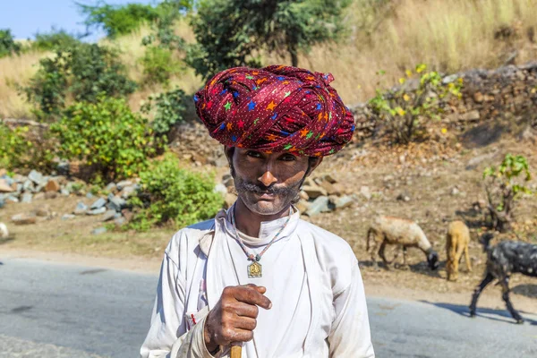 Um homem tribal Rajasthani vestindo turbante vermelho colorido tradicional — Fotografia de Stock