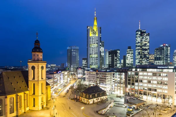 Visa till horisont av frankfurt med hauptwache — Stockfoto