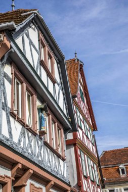 Seligenstadt, Almanya yarı ahşap evlerde mavi gökyüzü altında