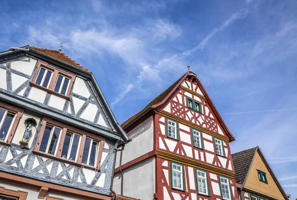 Seligenstadt, Almanya yarı ahşap evlerde mavi gökyüzü altında — Stok fotoğraf