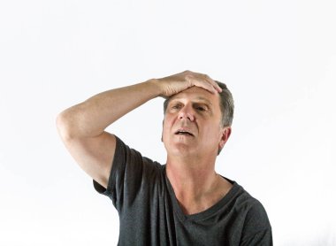  adam beyaz izole Studio siyah gömlek ile