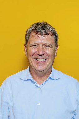 gülümseyerek mutlu bir adam