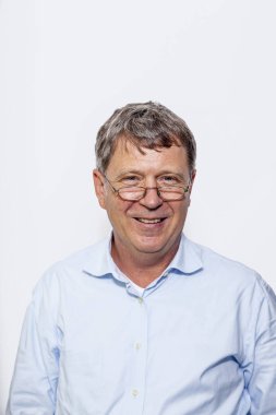 gülümseyerek mutlu bir adam