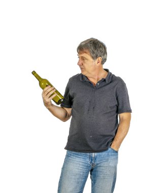 adam alkol şişeden içer.