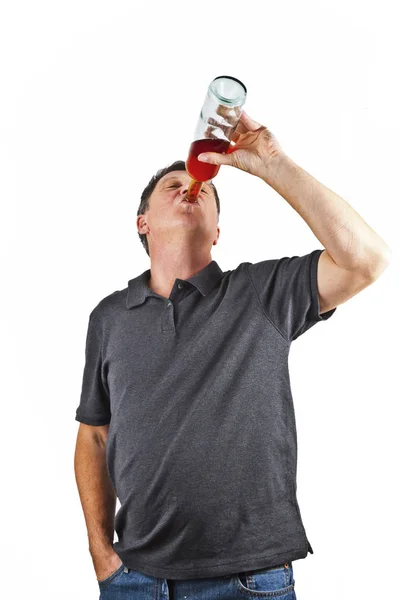 Muž pije alkohol — Stock fotografie