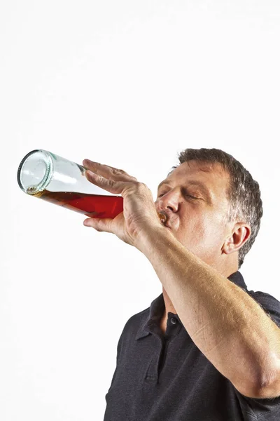 Mann trinkt Alkohol — Stockfoto