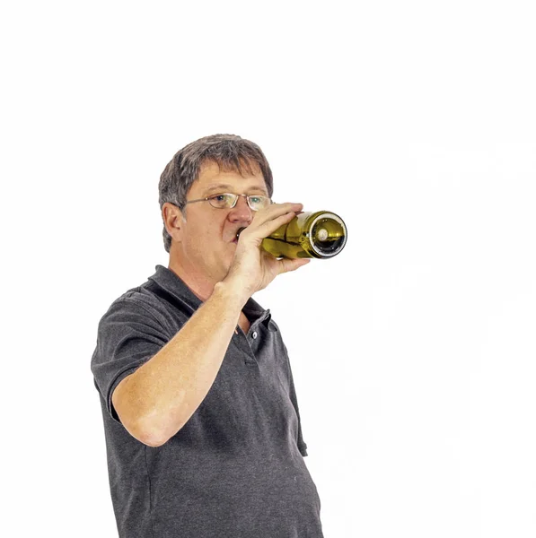 Hombre bebe alcohol de una botella —  Fotos de Stock