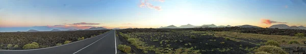 Lanzarote, sabah ışık Timanfaya Milli Parkı içinde volkanik manzara — Stok fotoğraf