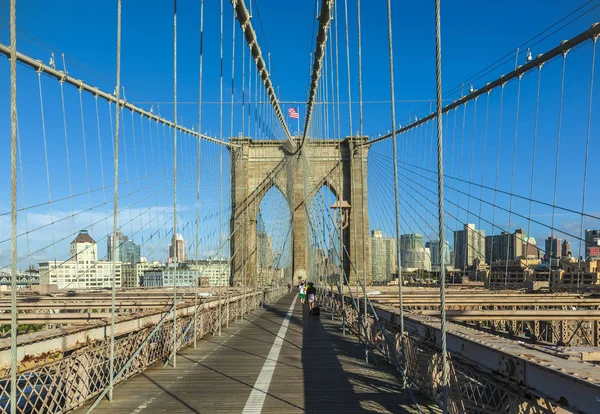 Turister och invånare över Brooklyn Bridge — Stockfoto