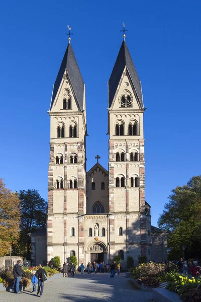 人们参观著名 Basilika 圣卡斯托尔在德国科布伦茨. — 图库照片