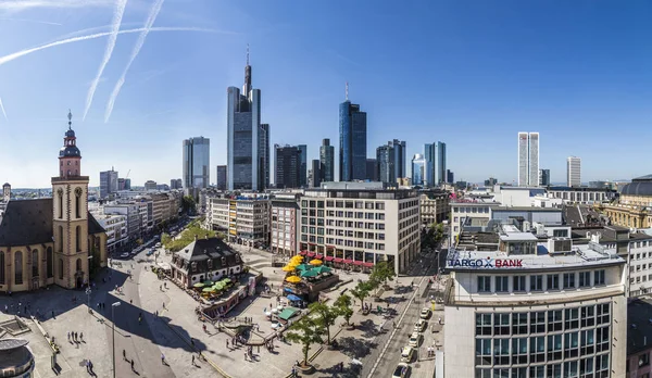 Lato panorama dzielnicy finansowej w frankfurt, Niemcy — Zdjęcie stockowe