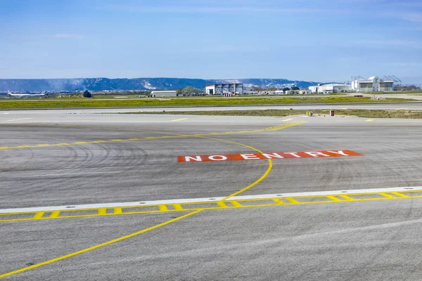 Pas de panneau d'entrée sur la piste de Marseille — Photo