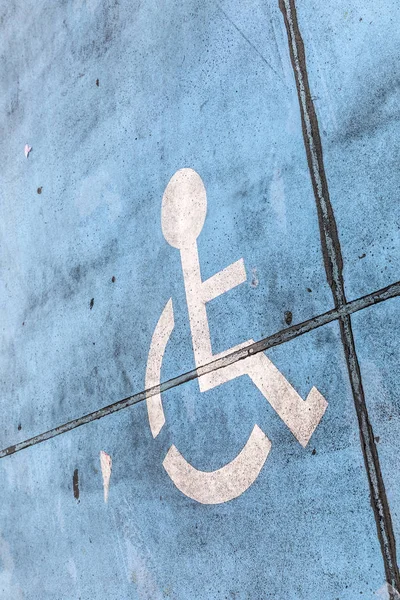 Blue handicap sign at a parking lot — Stock Photo, Image