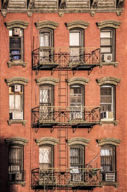 Eski evler, eski demir yangın merdiveni kurtarmak merdivenler