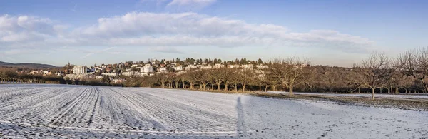 Paysage hivernal panoramique à Bad Soden, Allemagne avec anse de neige — Photo