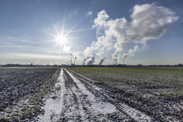 Camini con fumo di una zona industriale — Foto Stock