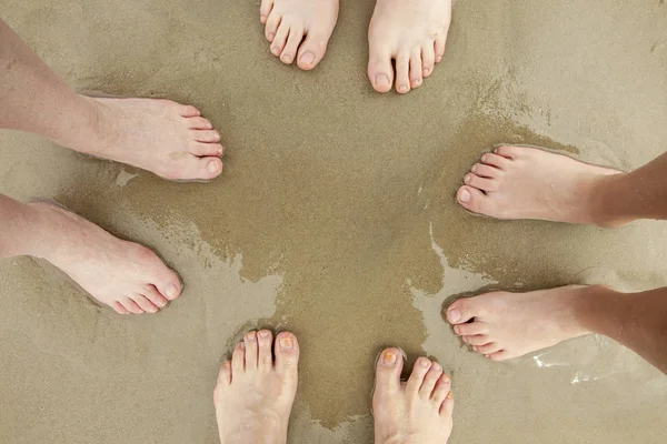 Familienfüße am Sandstrand — Stockfoto