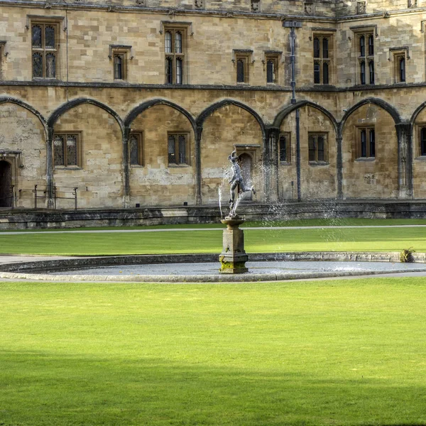 Fountain at Christ Church College, Oxford — Stock Photo, Image