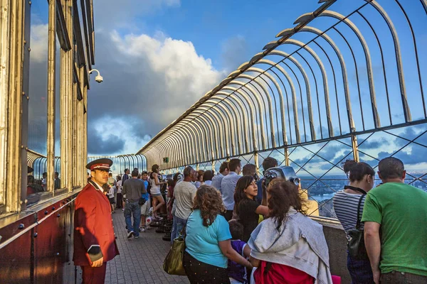La gente disfruta de la vista desde el edificio Empire State a última hora de la tarde — Foto de Stock