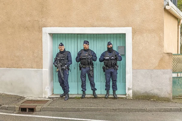 Policemen protect the ceremony at a church to remember dead peop — Stock Photo, Image