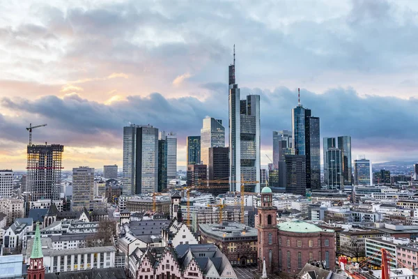 Skyline di Francoforte sul Meno la sera — Foto Stock