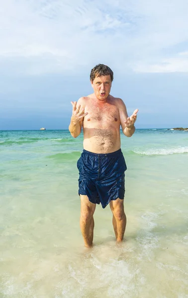 Мужчина наслаждается прекрасным песчаным пляжем — стоковое фото