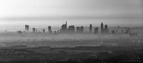 Frankfurt am Main in de ochtend mist — Stockfoto