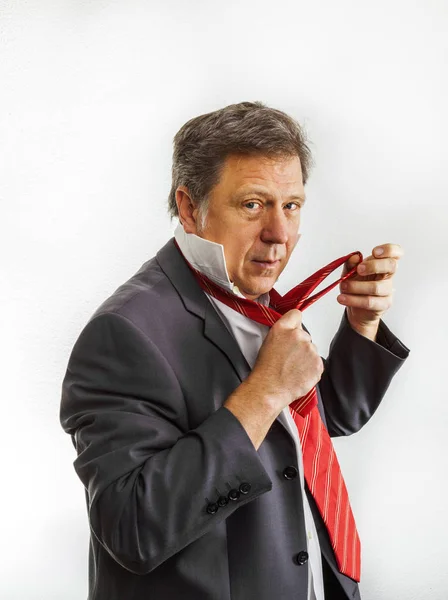 Hombre de negocios atando su corbata — Foto de Stock