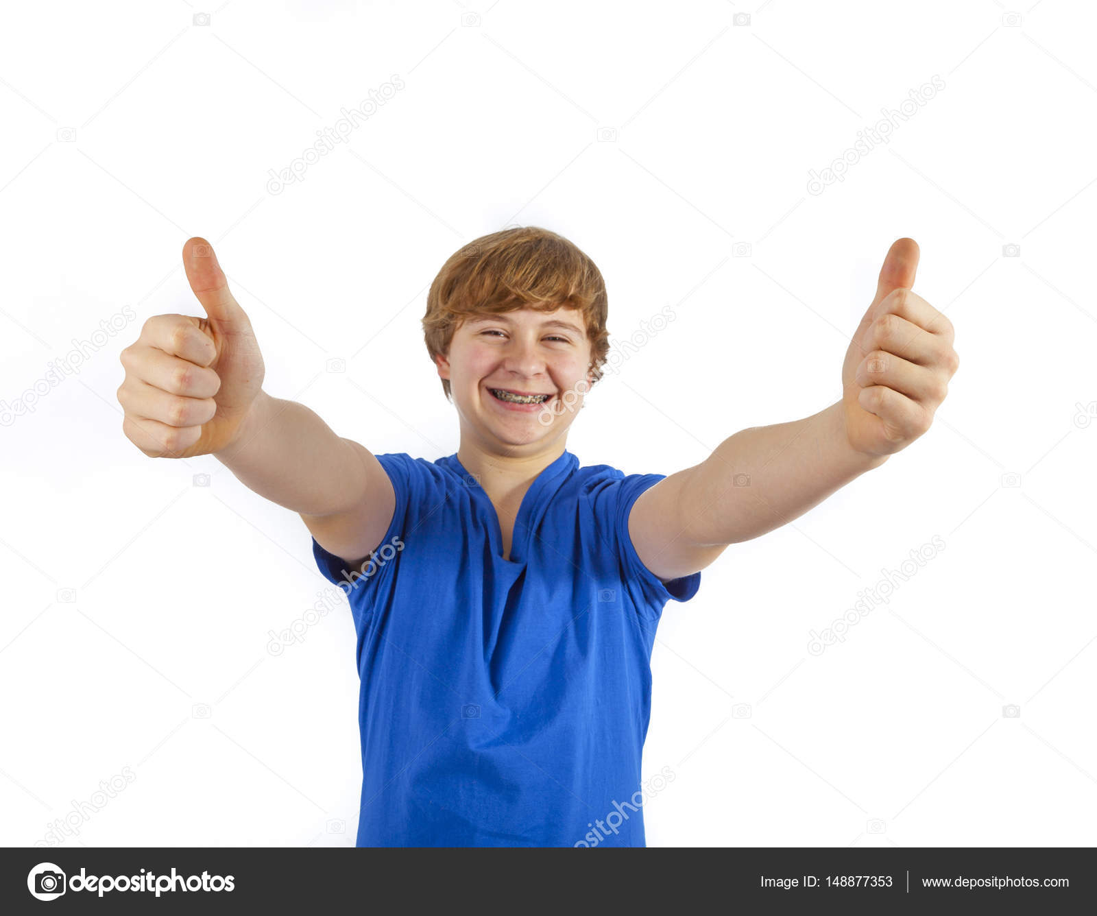 Что означает поднятый вверх указательный. Мальчик большой палец вверх. Жесты большим пальцем. Поднятый вверх большой палец. Что значит поднятый вверх указательный палец.