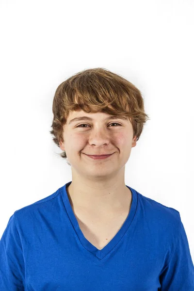 Knappe tiener met blauw shirt — Stockfoto