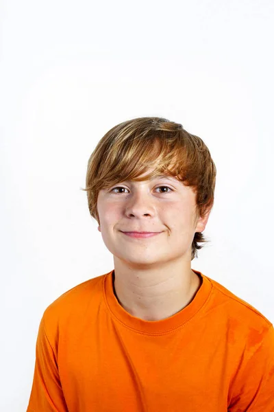 Retrato de menino bonito com camisa laranja — Fotografia de Stock