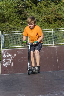Çocuk skate Park itme sürme eğlenceli