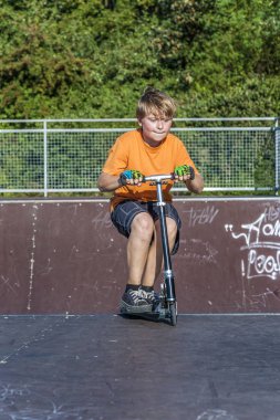 Çocuk skate Park itme sürme eğlenceli