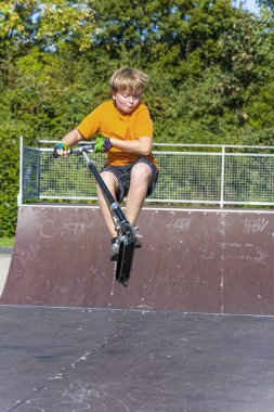 Çocuk skate Park itme sürme eğlenceli