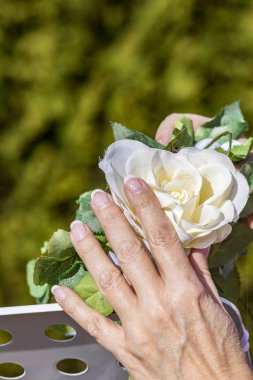 kadın çiçek düğün kapısında hazırlar 