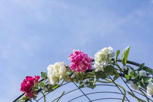 Fiori su un cancello nuziale — Foto Stock